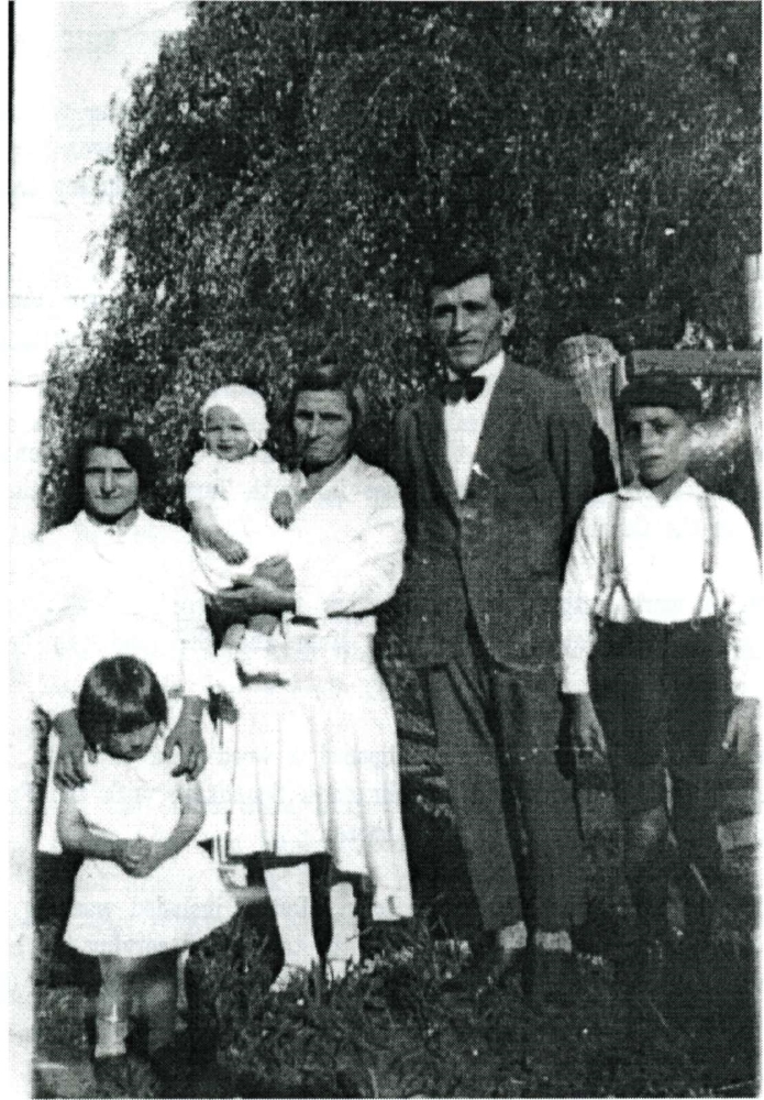 Paganoni family at Bibra Lake, 1932